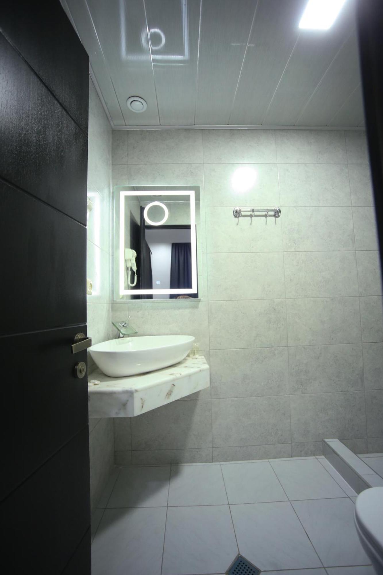 West Tower Hotel Kutaisi Exterior foto