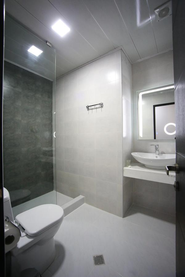 West Tower Hotel Kutaisi Exterior foto