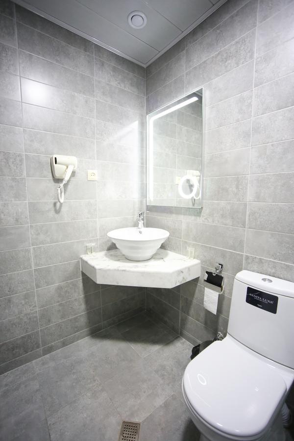 West Tower Hotel Kutaisi Exterior foto
