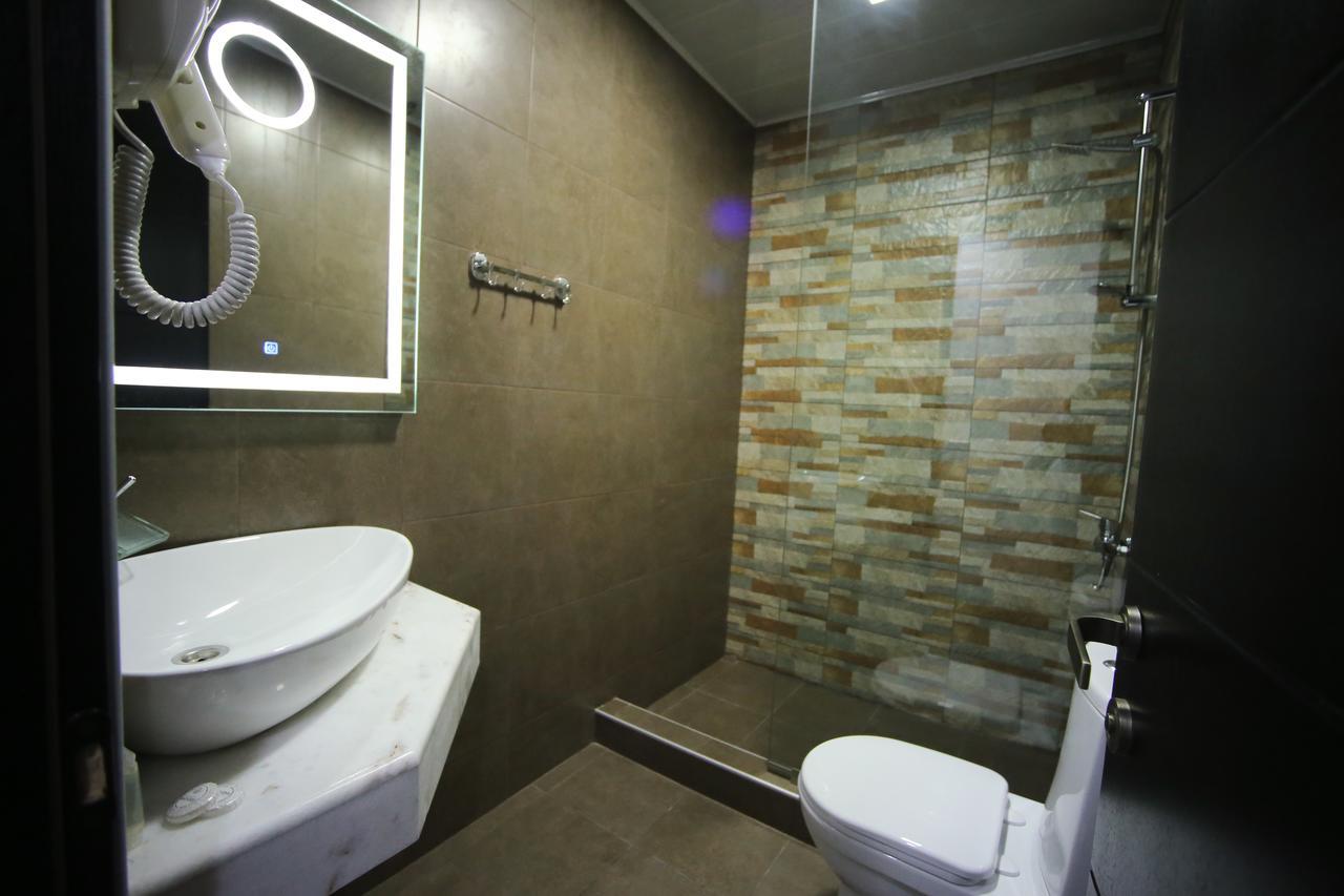 West Tower Hotel Kutaisi Exterior foto
